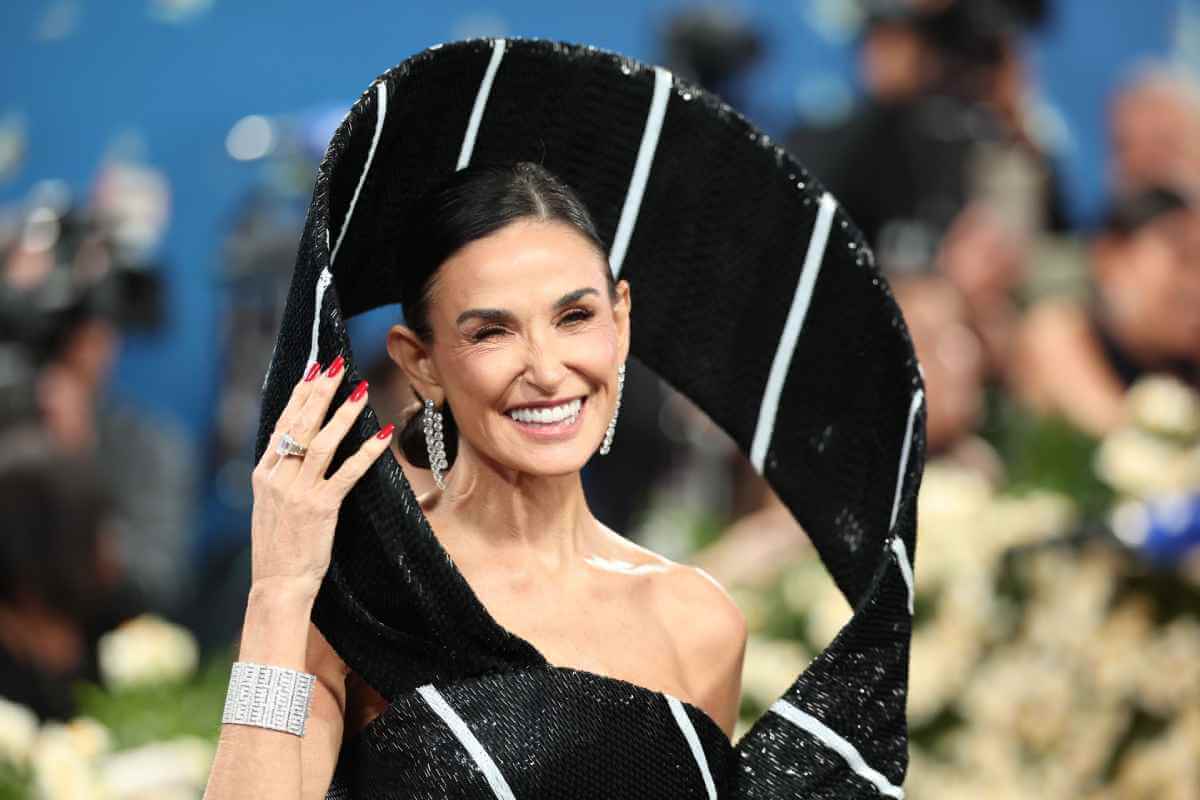 Demi Moore en la alfombra roja de la MET Gala 2025 (Foto: Gtres - H ChrisHpher Polk/Shutterstock (15280323ra))