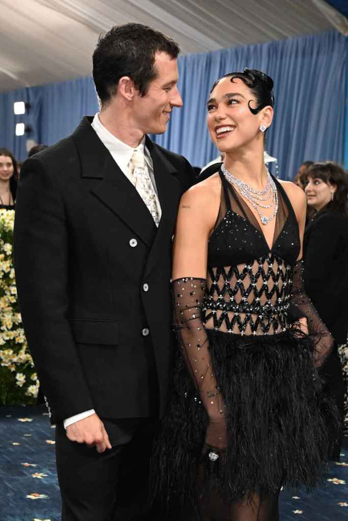Dua Lipa y Callum Turner en la alfombra roja de la MET Gala (Foto: Gtres - H DavidHisher/Shutterstock (15279219ms)).
