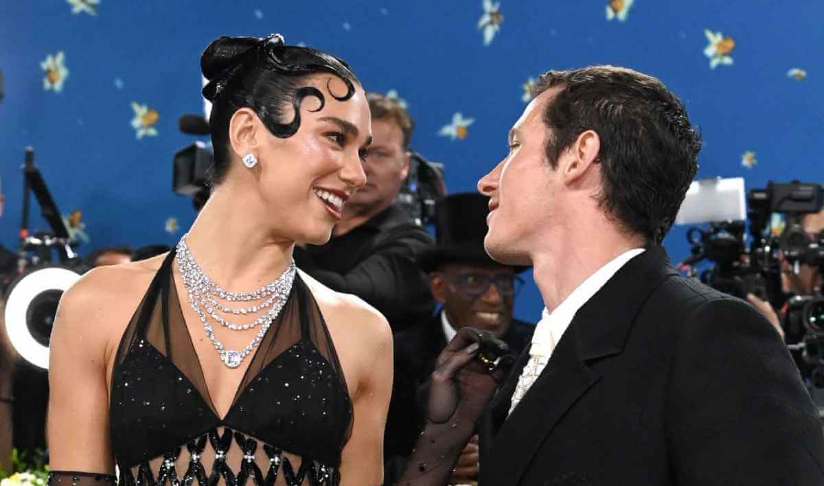Dua Lipa y Callum Turner en la alfombra roja de la MET Gala (Foto: Gtres - DavidHisher/Shutterstock (15279219nt)).