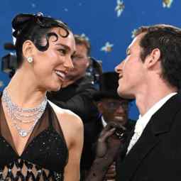Dua Lipa y Callum Turner en la alfombra roja de la MET Gala (Foto: Gtres - DavidHisher/Shutterstock (15279219nt)).