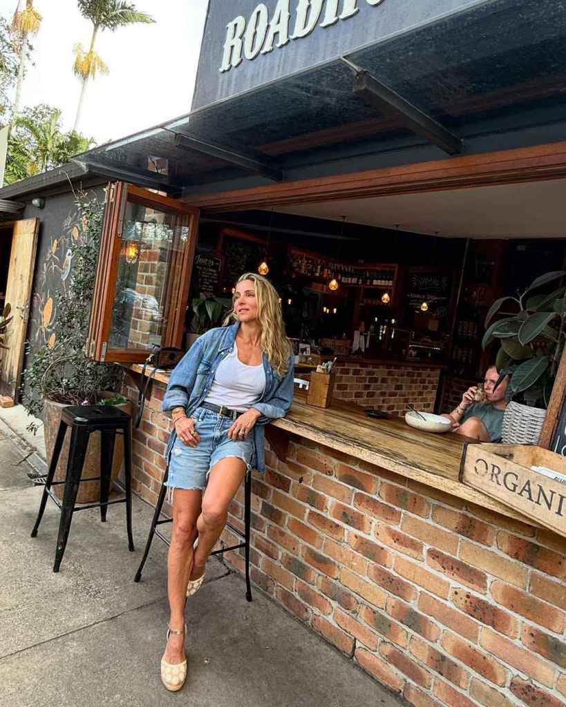 Elsa Pataky presume de alpargatas nuevas esta primavera-verano
