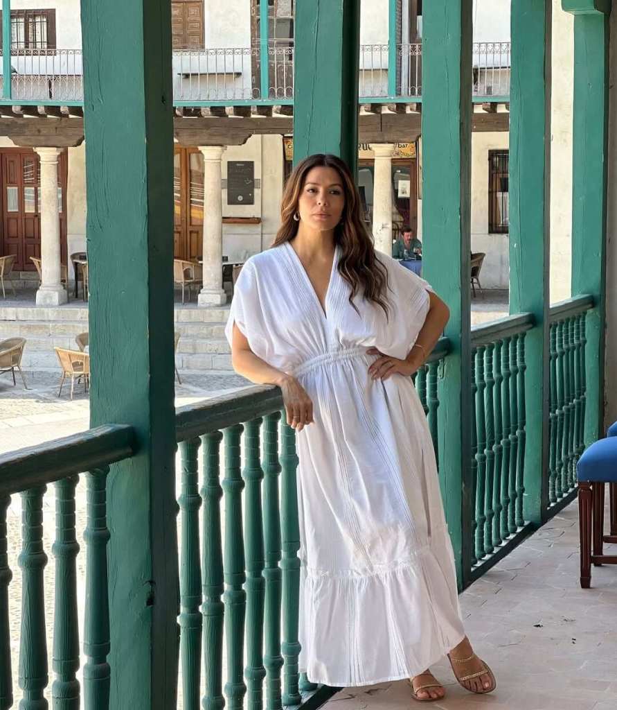 No son tacones, pero estilizan igual: las sandalias planas que enamoran a las bajitas (Eva Longoria incluida)
