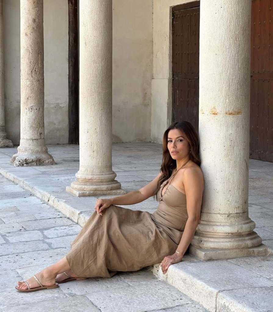 No son tacones, pero estilizan igual: las sandalias planas que enamoran a las bajitas (Eva Longoria incluida)