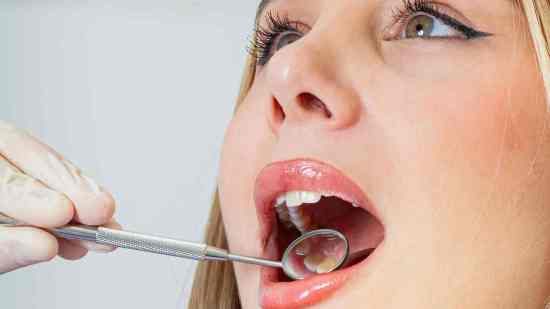 Primer plano odontologa revisa sarro dientes paciente joven habito casero eliminar sarro antes selfie