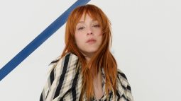 Catalina Sopelana viste Louis Vuitton y nos revela los aprendizajes detrás de sus últimos personajes.