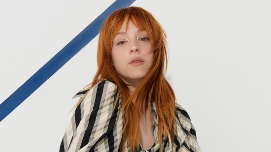 Catalina Sopelana viste Louis Vuitton y nos revela los aprendizajes detrás de sus últimos personajes.