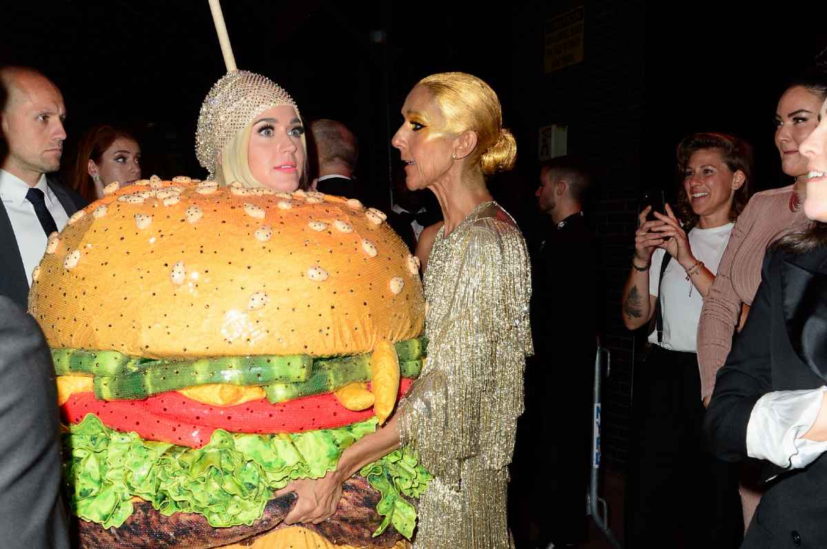 Katy Perry en el afterparty de ma MET Gala 2019 vestida de hamburguesa (Foto: Gtres).