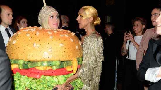 Katy Perry en el afterparty de ma MET Gala 2019 vestida de hamburguesa (Foto: Gtres).