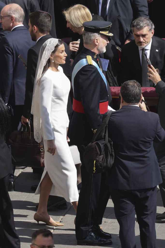 Vestido blanco, mantilla y kitten heels, el look de Letizia para la misa de inicio del pontificado de León XIV