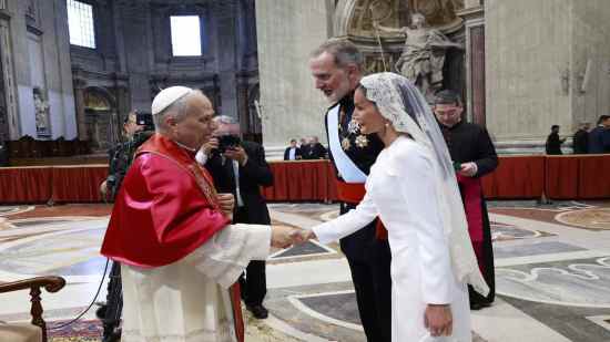 La reina Letizia ha hecho gala de su 'privilegio blanco' en la misa de inicio del pontificado de León XIV