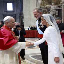 La reina Letizia ha hecho gala de su 'privilegio blanco' en la misa de inicio del pontificado de León XIV