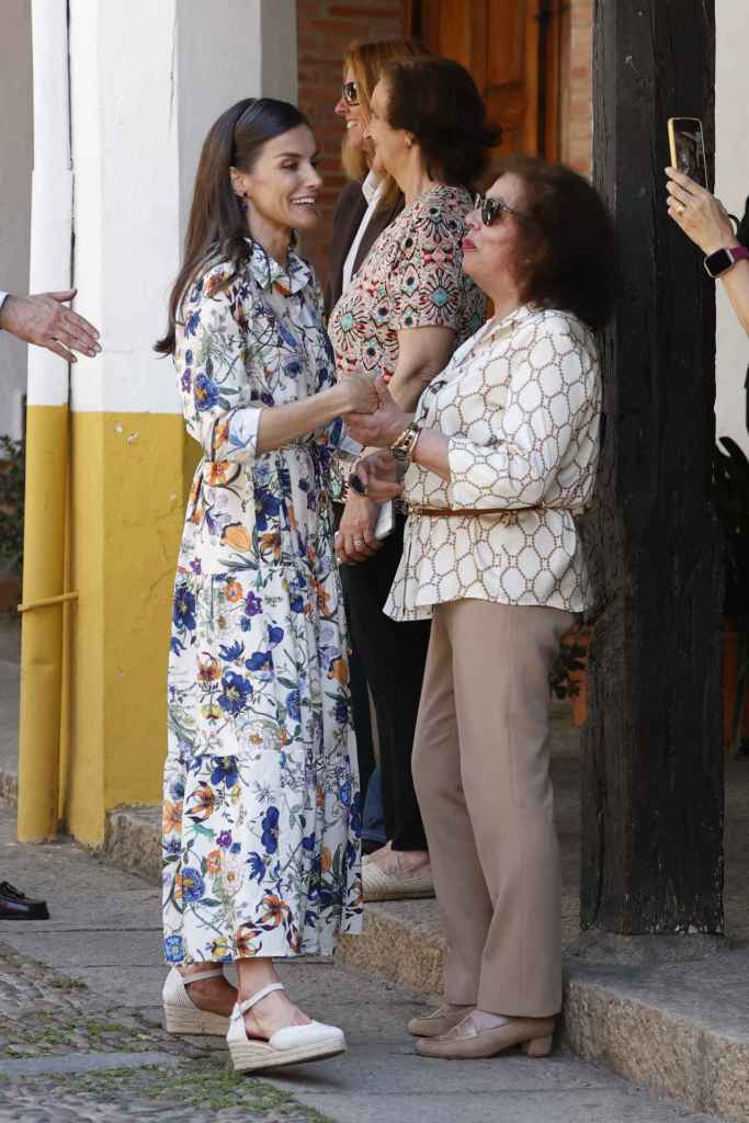 La reina Letizia en su visita a Guadalupe (Cáceres) con el vestido camisero 'Lirio' de Yolanda Guillén (Foto: Gtres).