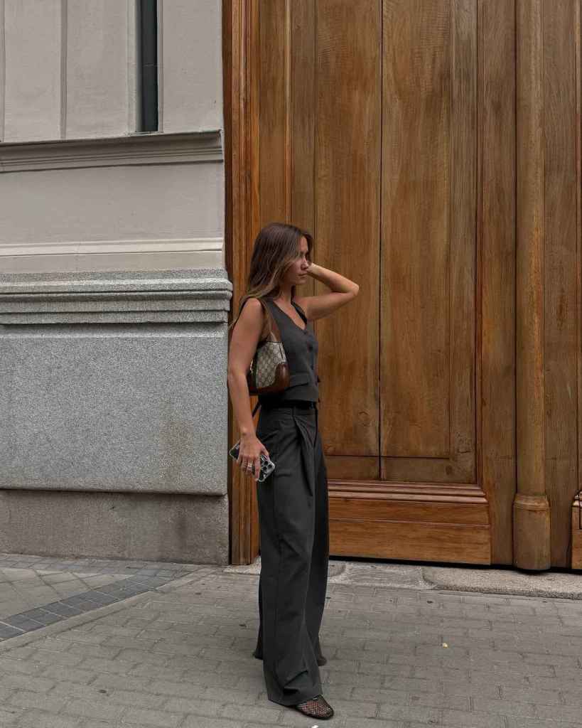 El look de María Pombo con bailarinas de rejilla
