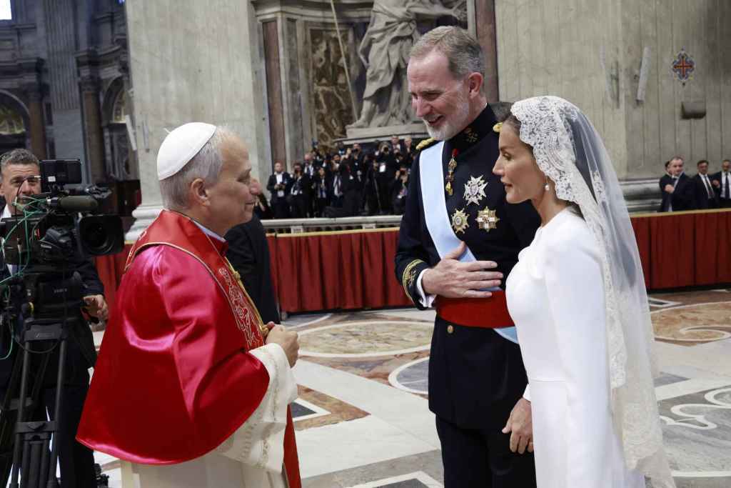 La reina Letizia ha hecho gala de su 'privilegio blanco' en la misa de inicio del pontificado de León XIV.