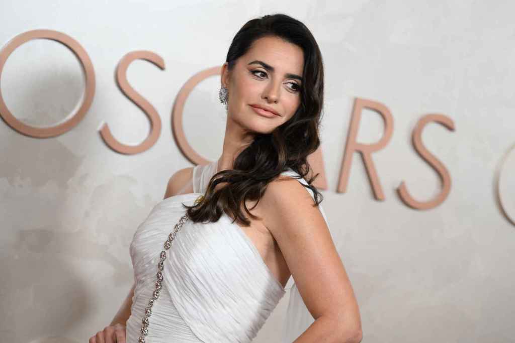 En muchas ocasiones Penélope Cruz utiliza las propias sombras de ojos para hacerse el eyeliner