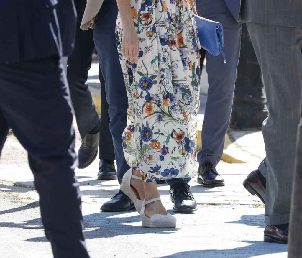 Detalle de las alpargatas y el bolso azul klein de Adolfo Domínguez lucido por la reina Letizia en su visita a Guadalupe (Foto: Gtres).