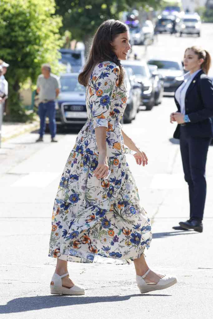 La reina Letizia en su visita a Guadalupe (Cáceres) con el vestido camisero 'Lirio' de Yolanda Guillén (Foto: Gtres).