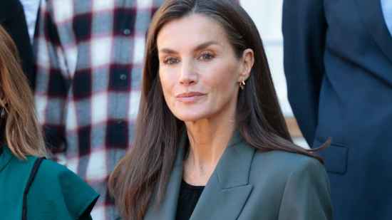 La reina Letizia ha encontrado el pantalón perfecto para esta primavera
