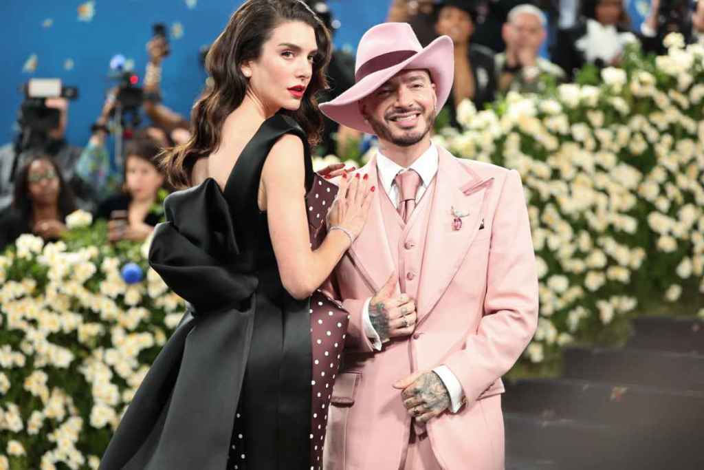 Valentina Ferrer y J Balvin en la alfombra roja de la MET Gala (Foto: Gtres -H ChrisHpher Polk/Shutterstock (15280323rc)).