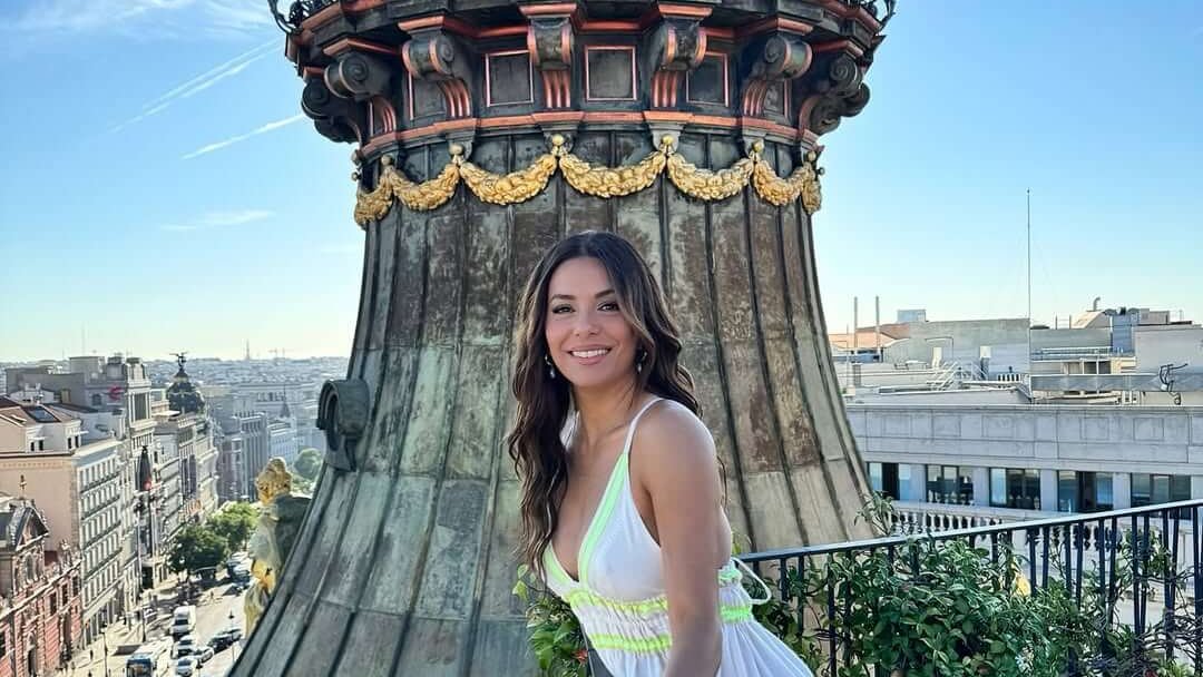 No son tacones, pero estilizan igual: las sandalias planas que enamoran a las bajitas (Eva Longoria incluida)