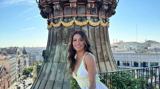 No son tacones, pero estilizan igual: las sandalias planas que enamoran a las bajitas (Eva Longoria incluida)