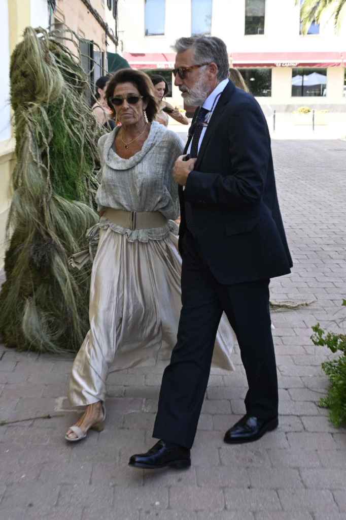 El look de invitada de Aruca Fernández-Vega en la boda de Belén Écija y Jaime Sánchez