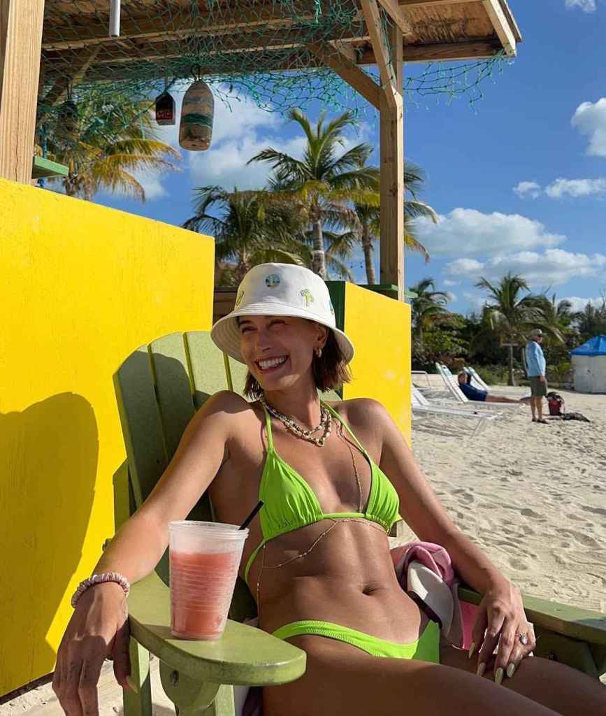 Hailey Bieber con un bikini de triángulo