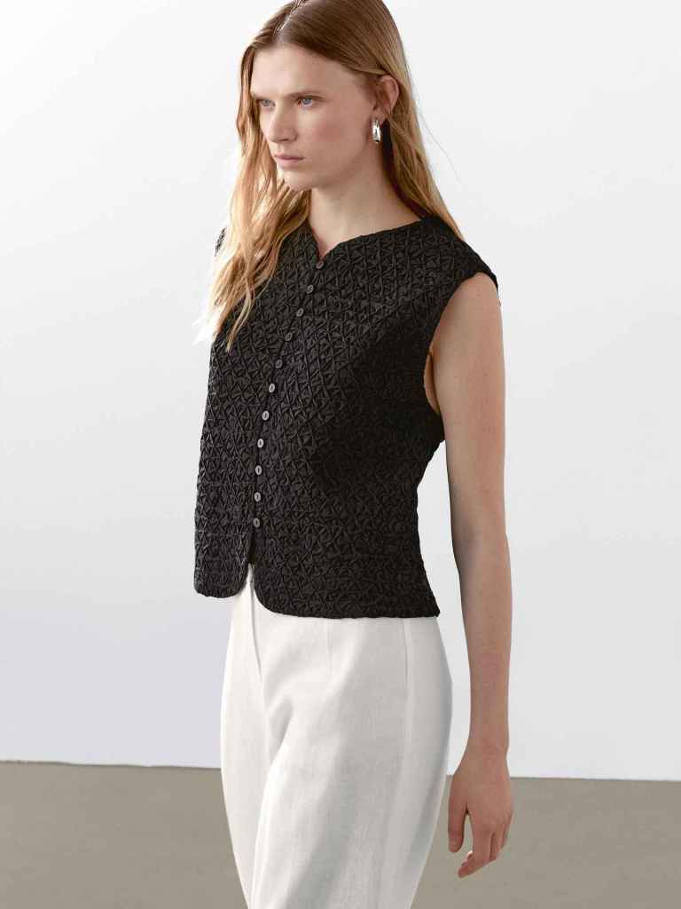 Chaleco con bordados de las rebajas de verano de Massimo Dutti