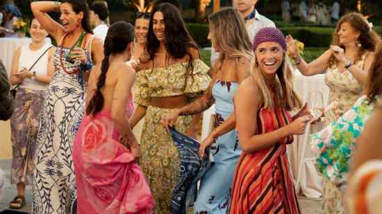 Inspiración para looks de invitada este verano: cargando