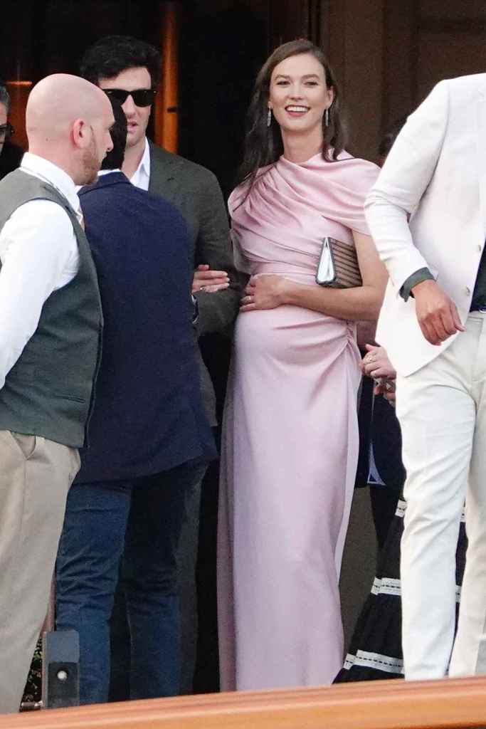 El look de Karlie Kloss junto a su marido para la preboda de Lauren Sánchez y Jeff Benzos 