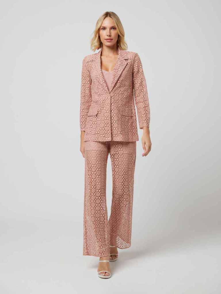 Un traje de encaje en color coral para nuestros looks de invitada esta temporada