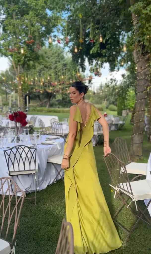 El look de invitada de Marta Riumbau a la boda de Susana Molina