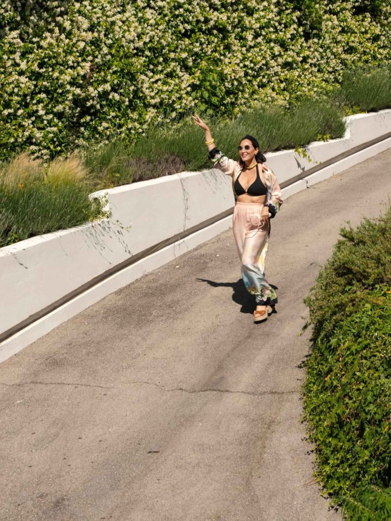 El primer look de Tamara Falcó, con traje estilo pijamero estampado