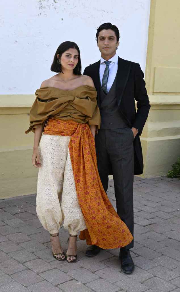 El look de invitada de María G de Jaime y Tomás Páramo en la boda de Belén Écija y Jaime Sánchez
