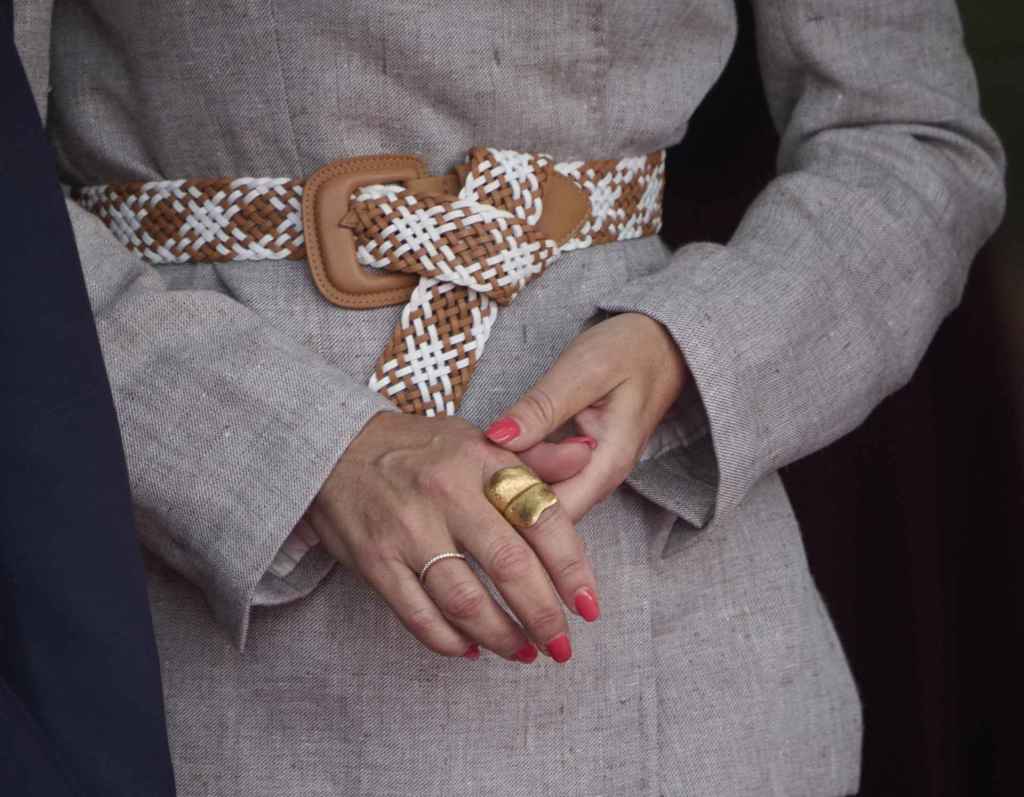 Detalle de las joyas y el cinturón de Mary de Dinamarca
