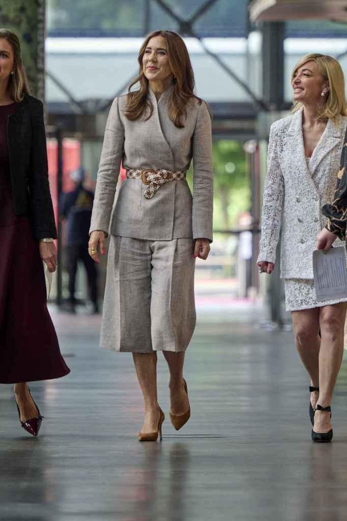 La reina Mary de Dinamarca en el 'Global Fashion Summit: "Copenhagen Edition 2025"' con un look con bermudas