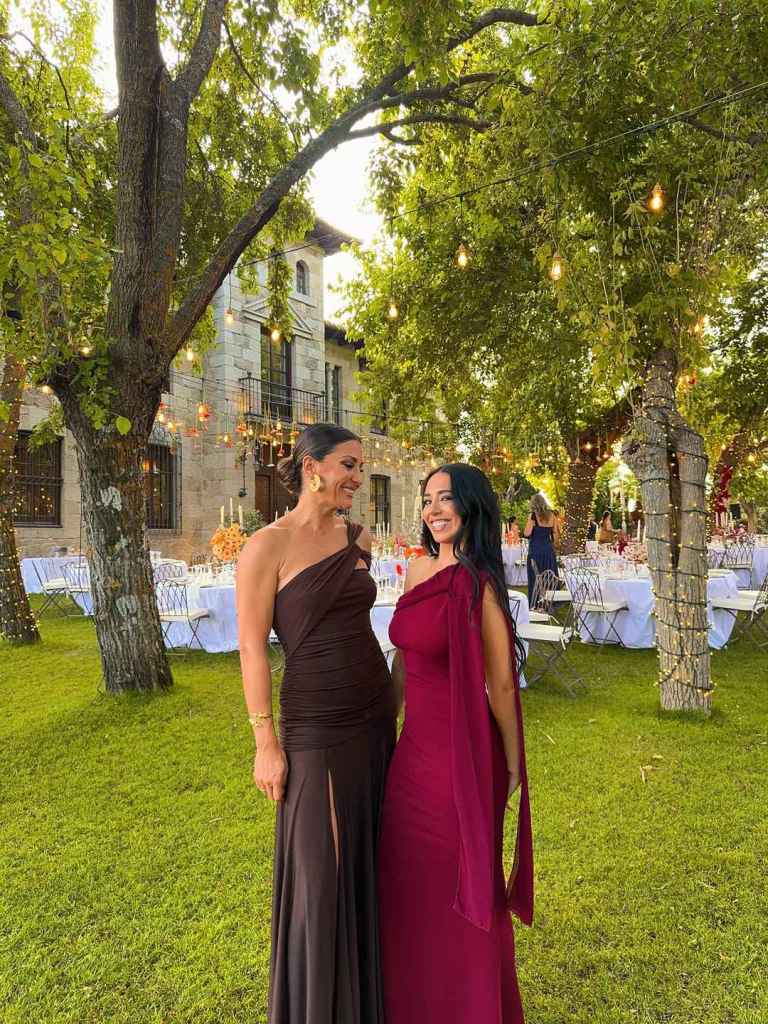 El look de invitada de Nagore Robles y Carla Flila a la boda de Susana Molina