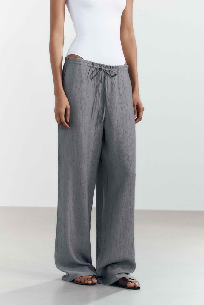 Pantalón con textura gris de las rebajas de verano de Zara