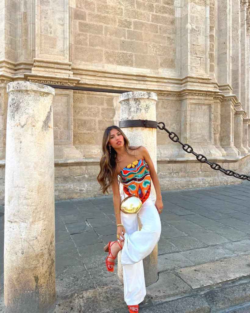 La influencer María Segarra con un pañuelo a modo de top de Zara