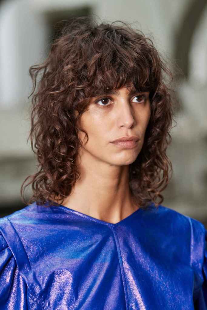 El 'curly shag' es una muy buena opción para que las chicas con el pelo rizado se olviden del encrespamiento