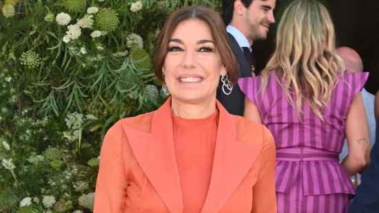Así fue el look de Raquel Revuelta para la boda de su hija, Claudia Ula, con Vicente Benítez en Cádiz