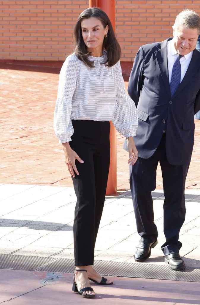 El look de la reina Letizia con la camisa de Roberto Verino el pasado mes de septiembre 2024