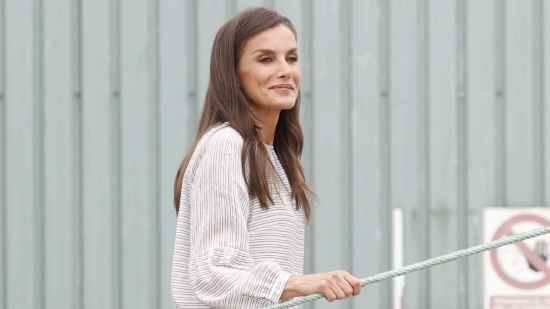 El look de la reina Letizia con camisa de Roberto Verino