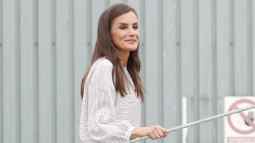 El look de la reina Letizia con camisa de Roberto Verino