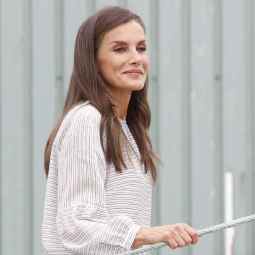 El look de la reina Letizia con camisa de Roberto Verino