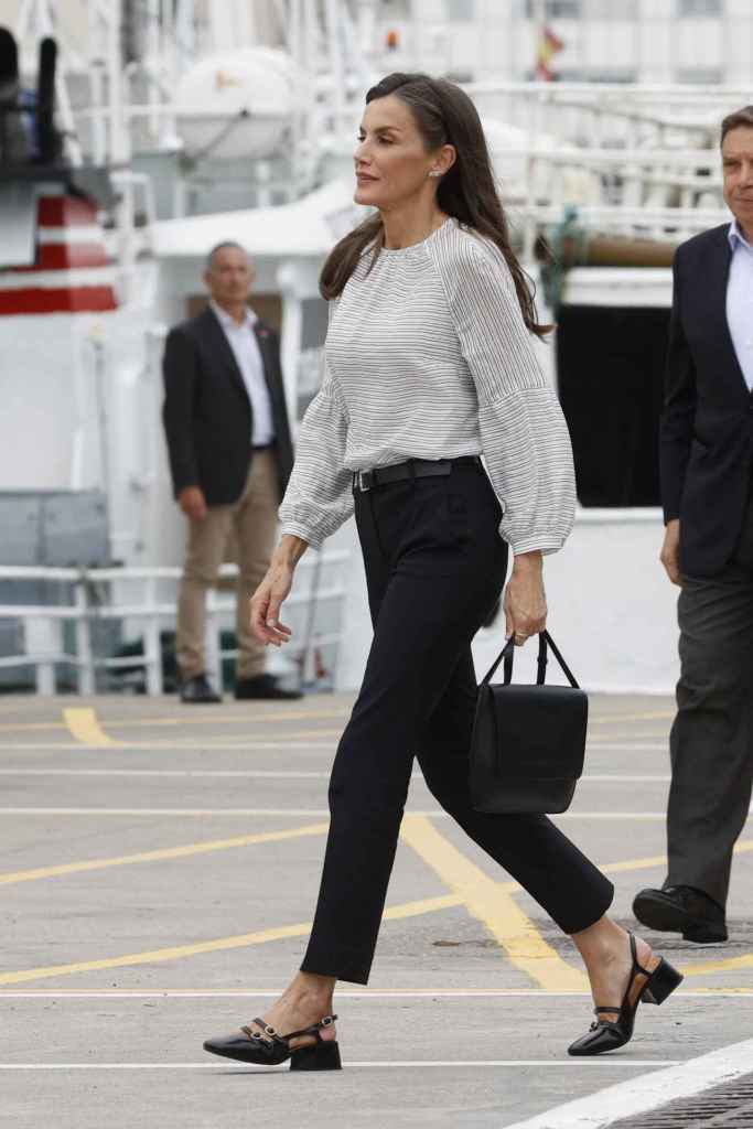 El look de la reina Letizia con camisa de Roberto Verino