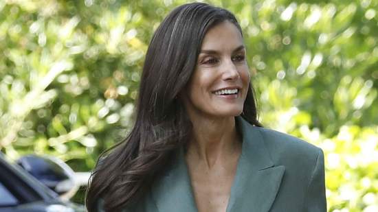 Si hay alguien que sabe presumir de bronceado en verano esa es la reina Letizia (Foto: Gtres).