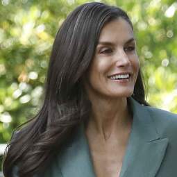 Si hay alguien que sabe presumir de bronceado en verano esa es la reina Letizia (Foto: Gtres).