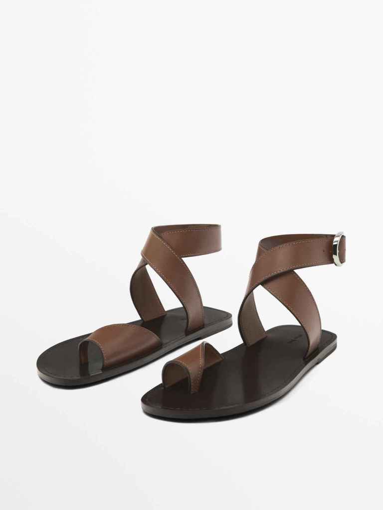 Sandalias planas marrones confeccionadas en piel de los 'Special Prices' de Massimo Dutti