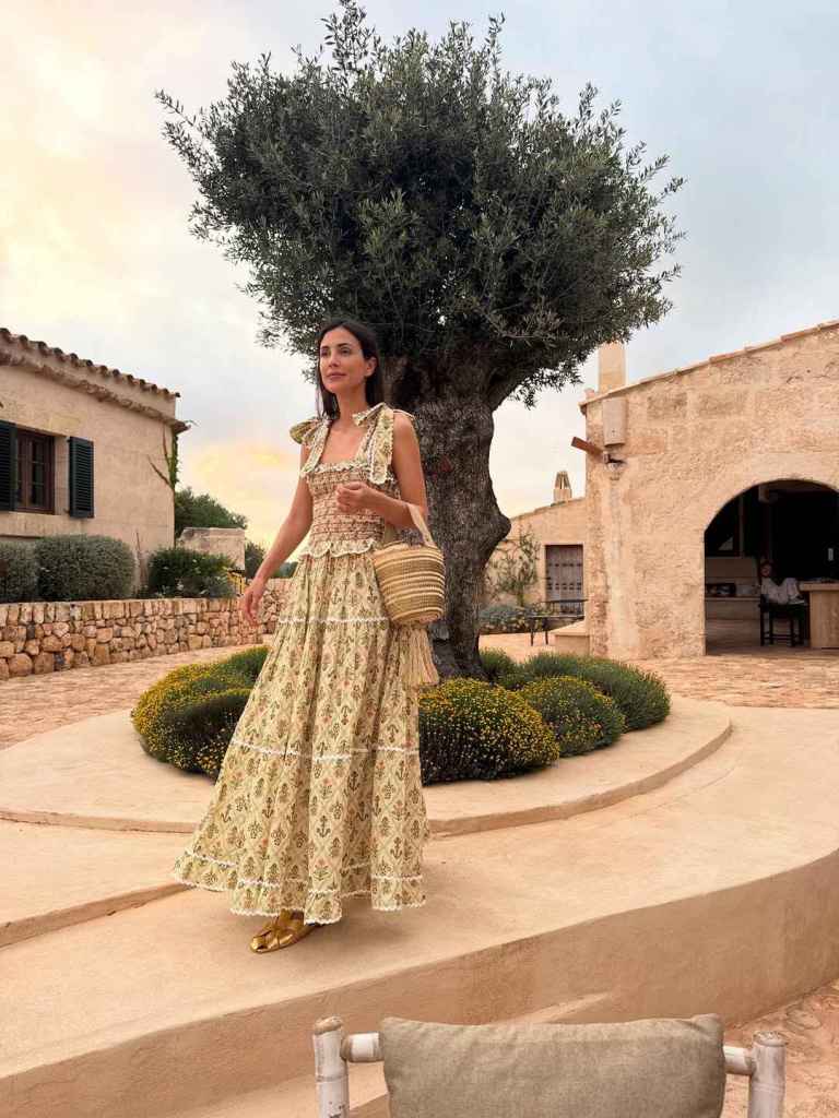 El vestido estampado de Sassa de Osma con cangrejeras doradas 